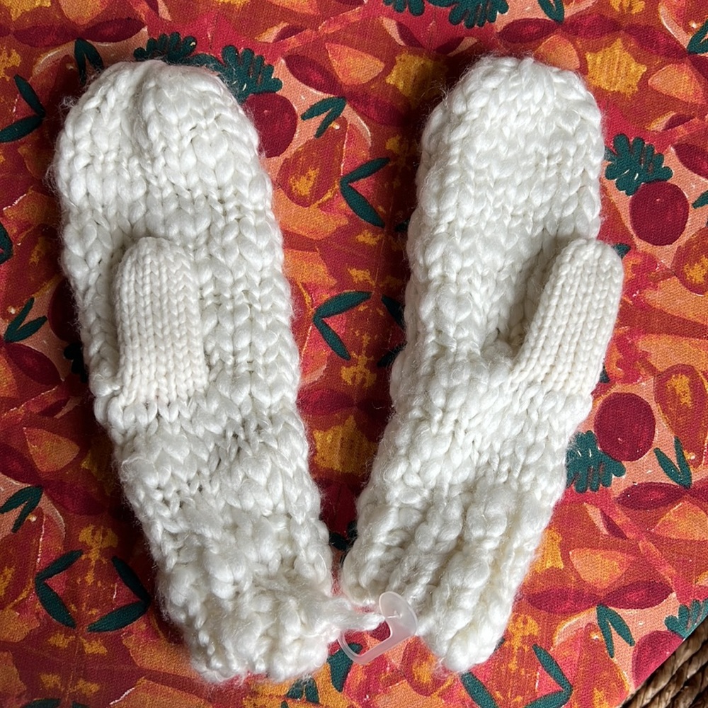 Gap cable knit mittens New with tag